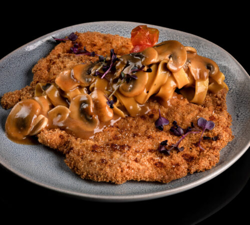 snitel de porc cu ciuperci, paste proaspete si piper rosu