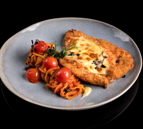 snitel de pui Napoli cu spaghetti pomodori si busuioc